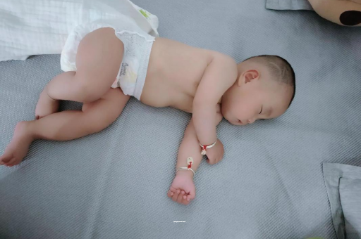 江阴宝宝拉屎有黑色颗粒